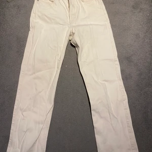 Jeans - Ljusbeigea jeans från weekday i modellen rowe💕