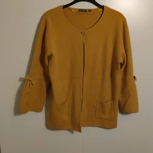 Kofta från Marinello - Kofta från Marinello i strl M. Jätte gullig med rosetter på ärmarna. Har Corona för tillfället så kan inte frakta just nu men är på bättringsvägen så i slutet av denna veckan/ början på nästa så borde jag vara frisk. Håller inget utan är först till kvarn, köparen står för frakt. 