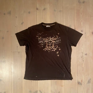 Vintage Replay T-shirt - Väldigt gammal T-shirt från det populära jeans märket replay. Skick: 5/10 ett hål vid storlekslappen o lite små flaws!, storlek: XXL men sitter som en L/M 