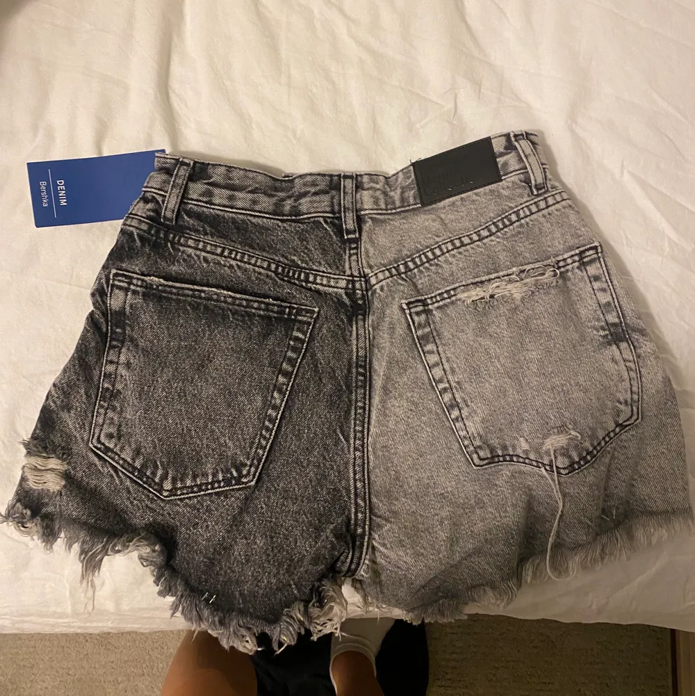 Gråa jeansshorts med två olika nyanser jätte balla och perfekta ny inför våren. Tveka inte vid frågor💓💓💓Helt slutsålda . Shorts.