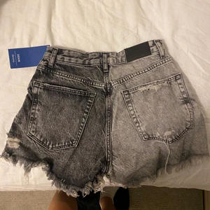Unika jeanshorts  - Gråa jeansshorts med två olika nyanser jätte balla och perfekta ny inför våren. Tveka inte vid frågor💓💓💓Helt slutsålda 