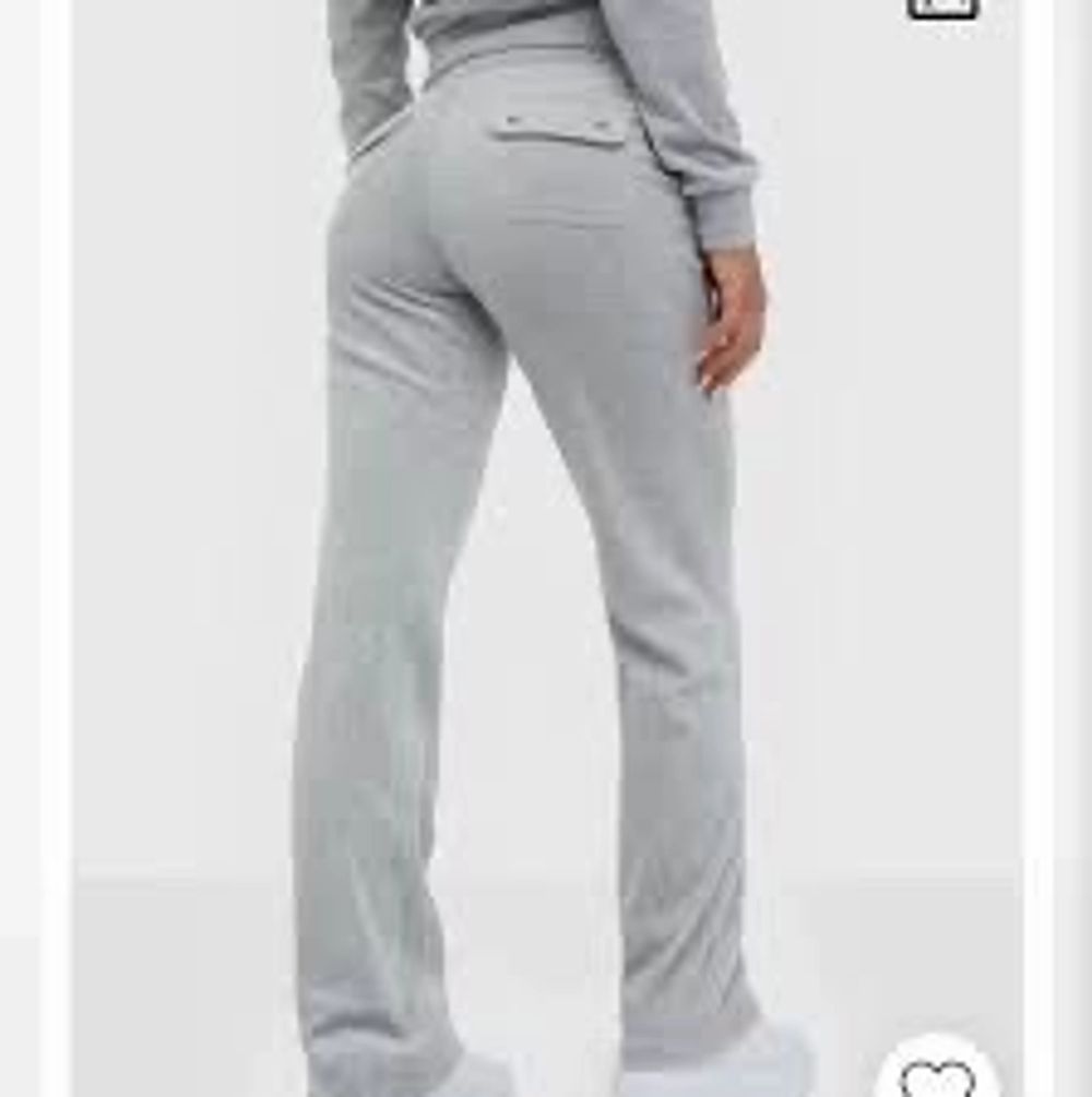 Hjälper min vän sälja dessa gråa juicy byxor i str xs för 450kr. Jeans & Byxor.