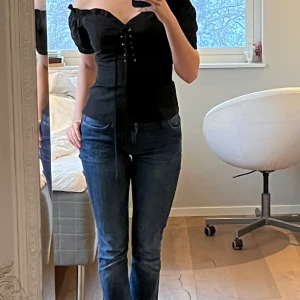 Svart fest tröja från boohoo - Bra skick och använd väldigt sällan. Sitter väldigt bra för någon i storlek S men kan passa en XS