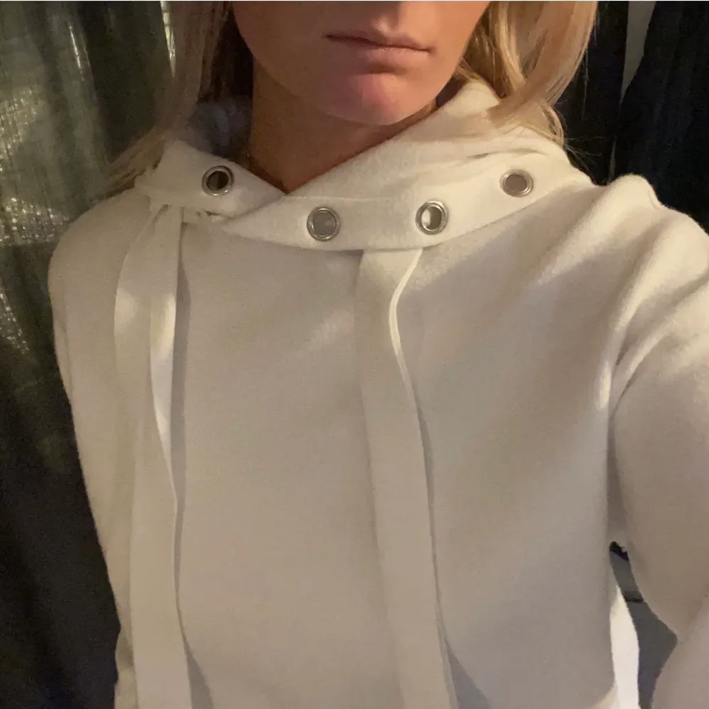 Super cool vit hoodie från zara, finns inte kvar längre på hemsidan💕. Tröjor & Koftor.