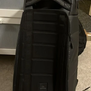 Douchebag 30 L - The ström backpack från DB, som ny! 