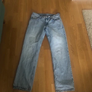 Lågmidjade jeans - Säljer dessa snygga lågmidjade jeans från Weekday (Arrow low straight jeans). Ursprungspriset är 500 kr💥❤️👌🏼