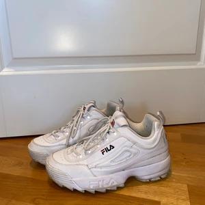 Fila chunky sneakers strl 39 - Vita Fila chunky sneakers i storlek 39. Använt endast ett fåtal gånger✨