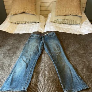 Jeans - Sviiiin snygga jeans i en gråblå tvättad wash. Är lågmidjade och passar någon som är runt 161 centimeter. Jag har för mycket jeans tyvärr att jag måste bli av med ett par stycken och dom här fick jag då offra. Detta är en solklar favorit som passar att ha till allt! 💞💞 midjan är en 29 men tycker den mer passar en 28