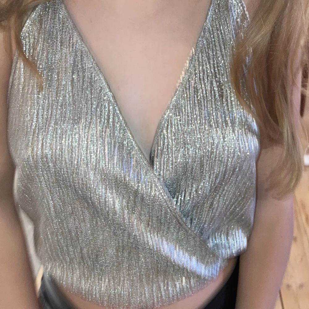 Jättesöt guld/silver linne från zara som passar bra till fest. Säljer pga för lite användning av den köpte för 300 men säljer för 150 💗 (köparen står för frakt) kan också mötas upp. Toppar.