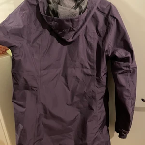 Helly Hansen parkas   - Helly Hansen parkas i färg plommonlila som fungerar att ha höst men även vid mildare vinterväder med rätt plagg under. Det är en strl XL men skulle säga att den är en smalare passform. Inköpt 2 år sedan för 999 använd en halv säsong, väldigt fint skick. Den står emot vind och är vattenavvisande. 