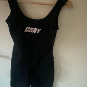 Play suit - Aldrig använd ny skick storlek m