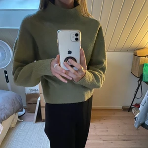 Grön &other Stories tröja! - Supermysig tröja från &other stories!! Lite nopprig men jag kan ta bort en del innan den skickas/hämtas. Den är i strl xs, ja brukar ha strl S annars och den är lagom💕 köptes för ca 600kr