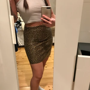 3 olika kjolar i nyskick - Har 3 olika kjolar i liknande material förutom sista bilden som är tyg, resten är läder inspererad men inte äka såklart. Jag är 163 och dom är i storlek s. Säljer alla för 70 kr + 60 kr frakt 💜 kan mötas upp i Norrköping eller Linköping 