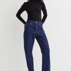 Mörkblå raka vintage jeans från h&m. Storlek 34, jätte fina