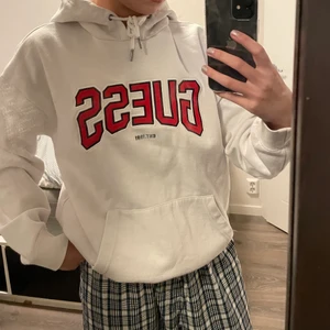 Guess Hoodie - Guess hoodie från JD sports. Storlek S, Oversize passform.