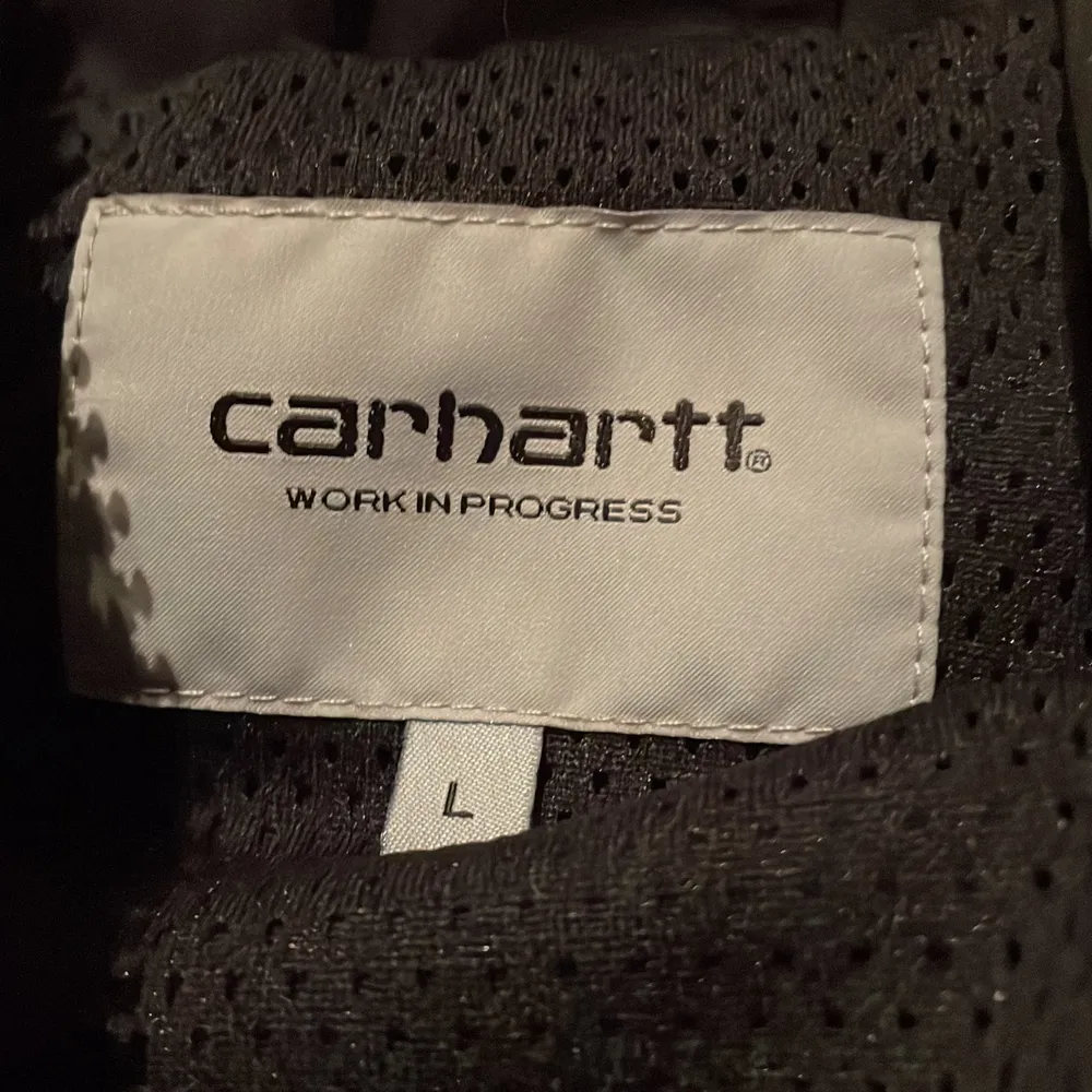 Helt ny carhartt jacka, endast testad, pris kan diskuteras | Storlek: L, nypris 2400kr. Jackor.