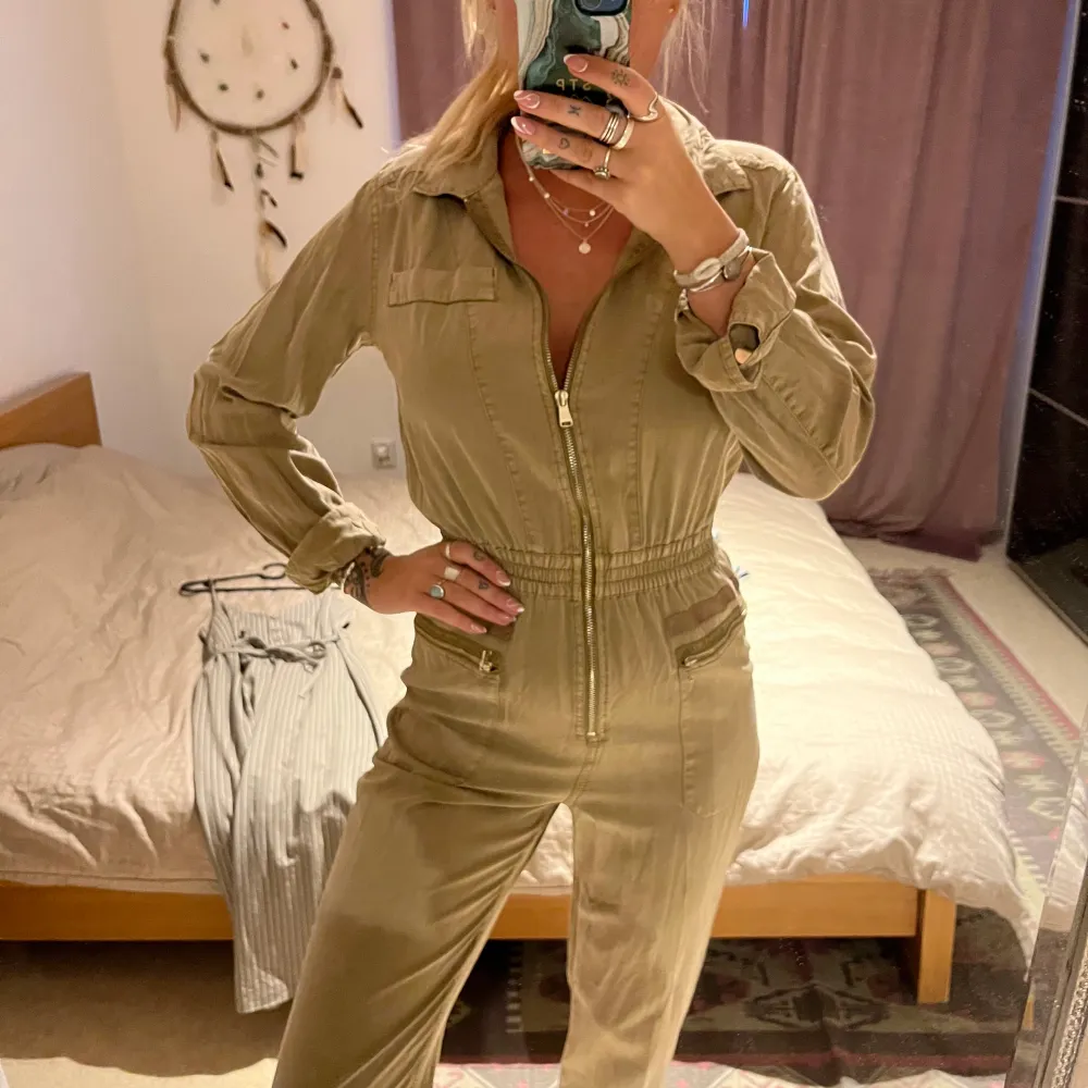 Snygg jumpsuit från river island, strl 34. Endast använd ett fåtal gånger. . Övrigt.