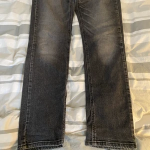 Levis 541 w30 L32 - Snygga gråa Levi’s 541 herrjeans, väldigt använda och en aning solblekta men fortfarande snygga. Säljer dem pga att dem inte passar. 