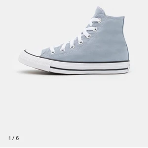 Converse - Säljer dessa snygga converse i storlek 39 som jag knappt använt. Säljer för 250! Nypris:750kr