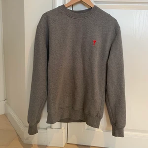 Ami paris sweatshirt  - Sparsamt använd Ami tröja i fint skick. Nypris 1800kr.