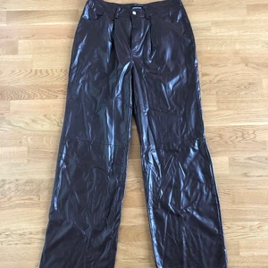 ”Glansiga” skinbyxor - ”Glansiga” skinbyxor, långa i benen men passar mig som är 177 cm