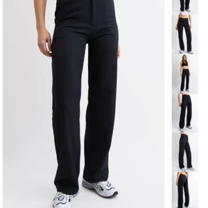 Madlady kostymbyxor - Jättesnygga och sköna kostymbyxor i storlek xs L30. Har flera liknande byxor därför säljar jag dessa, nyskick. Nypris 499, säljer för 350kr❤️