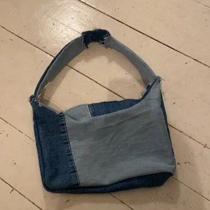 Axelväska - En axelväska jag sytt själv🥰 tycker är från ett par monki jeans💗 pyxorna kostar 400kr och jag säljer då axelväska för 25kr eller så kan man komma dm vid ett förslag på pris🥰💗🥺 har sytt den med symaskin🥰 sade inte på dragkedja men man får at de själv annars kan jag sy de för 10kr extra hehe🥰🥺 sorry🥰 men man får med den dragkedjan som är på bild om man vill du själv🥰