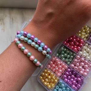 Pärlarmband💕💗 - Hand gjorda pärlarmband i pastell färger💕Till val av stjärntecken berlock finns💜💚Du väljer färg och storlek💜40kr/st + frakt, pris är diskuterbart💜
