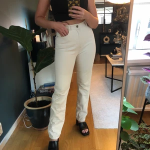 Jeans Ivyrevel  - Jeans från Ivyrevel. Insydda i midjan så passar perfekt på någon som har storlek 34 med timglasfigur.