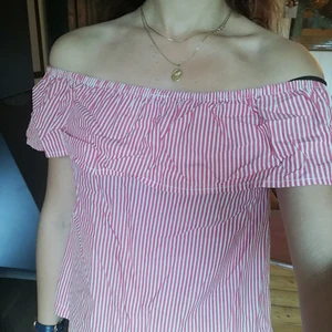 Axelärmad t-shirt - S - röd och vit stripes - Axelärmad t-shirt - S - röd och vit stripes - fit well - perfekt skick. Red and white stripes, perfect for the summer