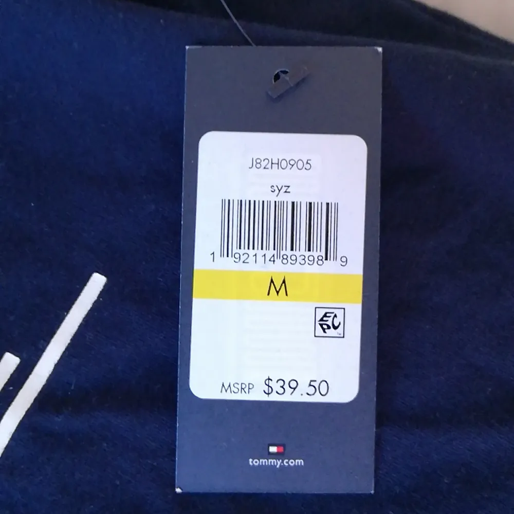 Säljer Tommy Hilfiger T-shirt. Helt oanvänd med prislapp kvar. Orginalpris $39,50 och säljs för 200 kr. . T-paidat.