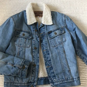 Crocker jacka  - Säljer denna superfina crocker jackan. Den är i storlek M men passar bra på en storlek S. Den är köpt helt ny och är oanvänd. Jätte bra kvalite och i nytt skick. Passar bra till höst och tidig vår men har även använt den på vintern med en tjockare tröja under. Köpare står för frakt.