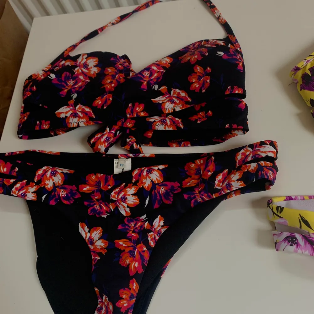 säljer två skitsnygga blommiga bikinis i olika färger, som tyvärr är för små, de passar xs-s❤️❤️ en för 79 eller båda för 119. Övrigt.