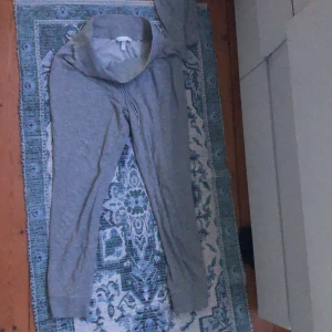 Gråa mjukisbyxor - Strl M. Använd 2 ggr. Köpte för 150kr