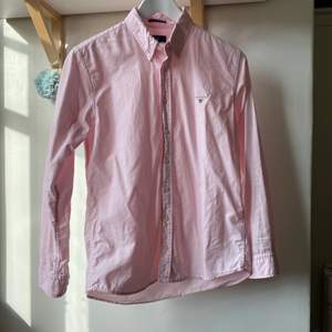 Säljer en rosa skjorta från märket Gant i storlek 158/164. Skjortan är i mycket bra skick och knappt använd. 