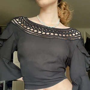 Söt svart blus - Blus med volang och spetsdetaljer storlek L