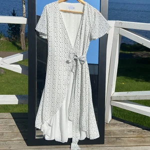 Sommarklänning - Så fin sommarklänning från märket XLE, köpt från NA-KD. Storlek M. 250 kr eller buda i kommentarerna, pris kan diskuteras vid snabb affär🐝