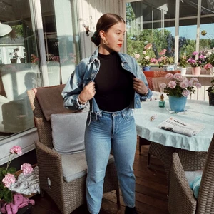 Cropped jeansjacka - ⚡️ Snygg och unik jeansjacka ⚡️ Från Zara. Cropped med over size-stil. I princip ny - endast använd 2 gånger. Storlek M (~36-38).   Nypris: 499kr.  Kolla gärna mina andra annonser - ger alltid paketpris 📦  Betalning via swish 💰   Skickas mot fraktkostnad - bjuder på frakten vid köp av mer än två saker ✅  #zara #jeansjacka