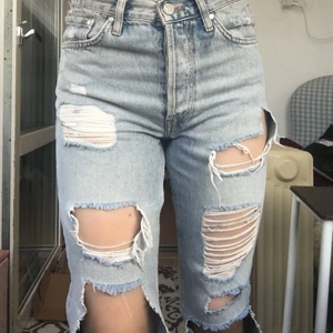 Håliga jeans strl xs - Fina håliga jeans från bikbok. Fint skick. Passar fint nu till sommaren. Storlek xs men skulle kunna passa s, passar på mig som oftast är s.