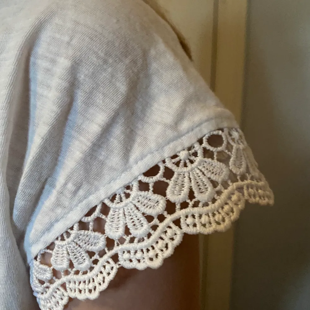 En vit t-shirt i strl 146/152 med fina detaljer i alla kanter. Detaljerna är som ett blommigt mönster, skönt material att ha när du vill. frakt ingår. Tvättar såklart innan frakt.. T-shirts.