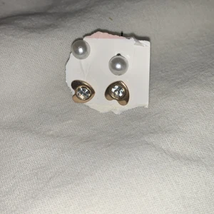 Örhängen  - Säljer dessa två örhängen köpte också här på plick men kom tyvär aldrig till användning säljer dessa för 22kr ink