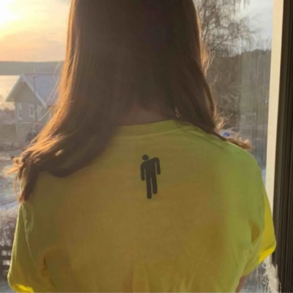 Billie Eilish t-shirt i coolaste, neon gula färgen💛 Äkta vara, i bra skick! Köptes på hennes konsert i Stockholm 2019. T-shirts.