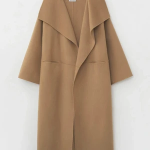 Toteme kappa - Lånade bilder från hemsidan. Nypris 8000 mitt pris 6800 den är använd en gång. Säljes pga kommer inte till använding. Som ny utan skador. Strl xs. (Passar xs-small)