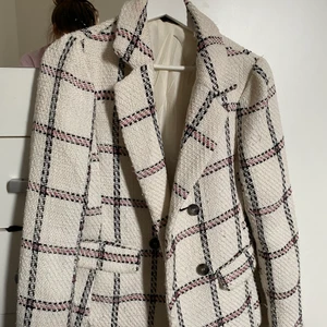 Rutig kavaj från ONLY - Rutig kavaj köpt från NELLY!! Säljer pg för liten.