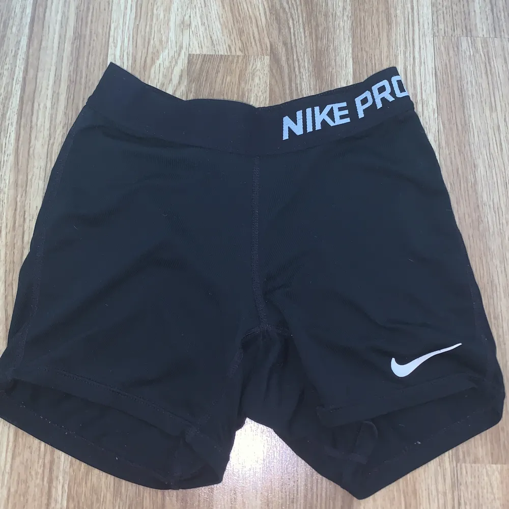 Korta Svarta Nike pro shorts, original pris 300. Shorts.