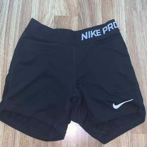 Korta Svarta Nike pro shorts, original pris 300