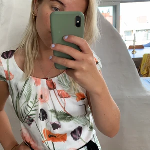 Klänning i sidenmaterial - Säljer denna fina klänning pga för liten storlek. I fint skick! 