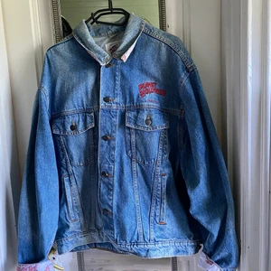 Vintage Planet Hollywood Jeansjacka - Nice vintage jeansjacka med mönster under armmuddar och krage. 