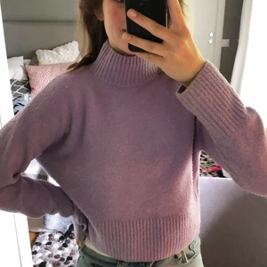 Stickad tröja &Other stories - Jättefin lila stickad tröja från & Other stories. Detaljer vid hals, skärmar och längst ned💜storlek XS