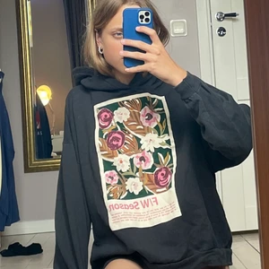 Hoodie med tryck - Snygg hoodie från pull and bear i jättebra skick. Ganska oversized och jätteskön. I storlek M men passar förmodligen både lite större om mindre. Hör av er vid frågor
